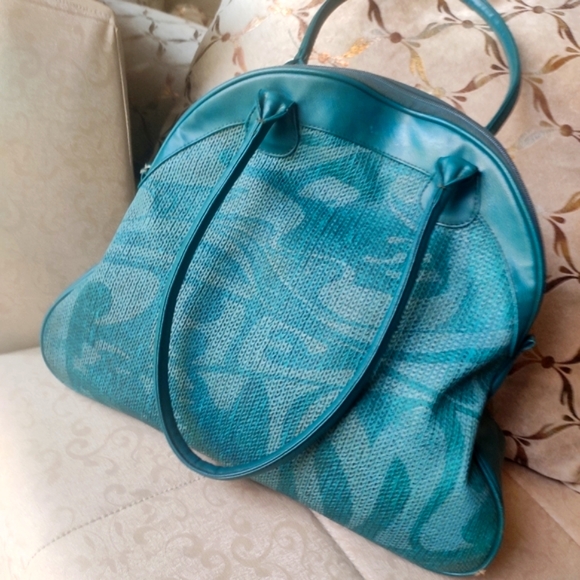 Baggit Textured shoulder bag - Picture 2 of 11